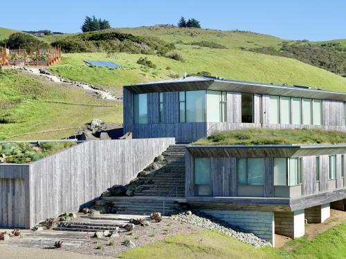 House with 3 living roofs